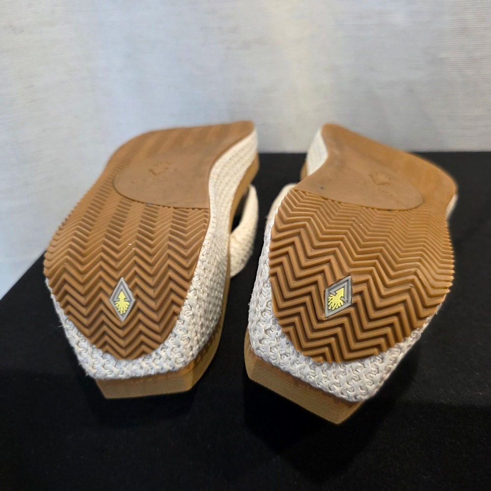 Volatile Womens Platform Wedge Chunky Thong Sandals Tan Off White Woven Size 9 - Picture 9 of 10